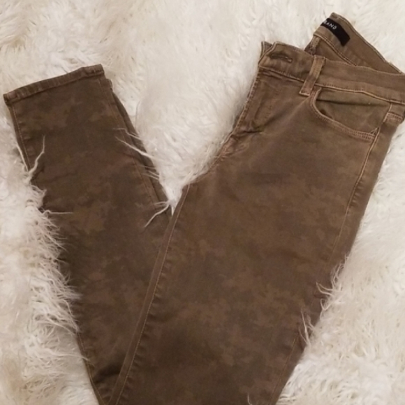 Size 0 or XS..Adorable J Brand Camo Jeans - Picture 7 of 8